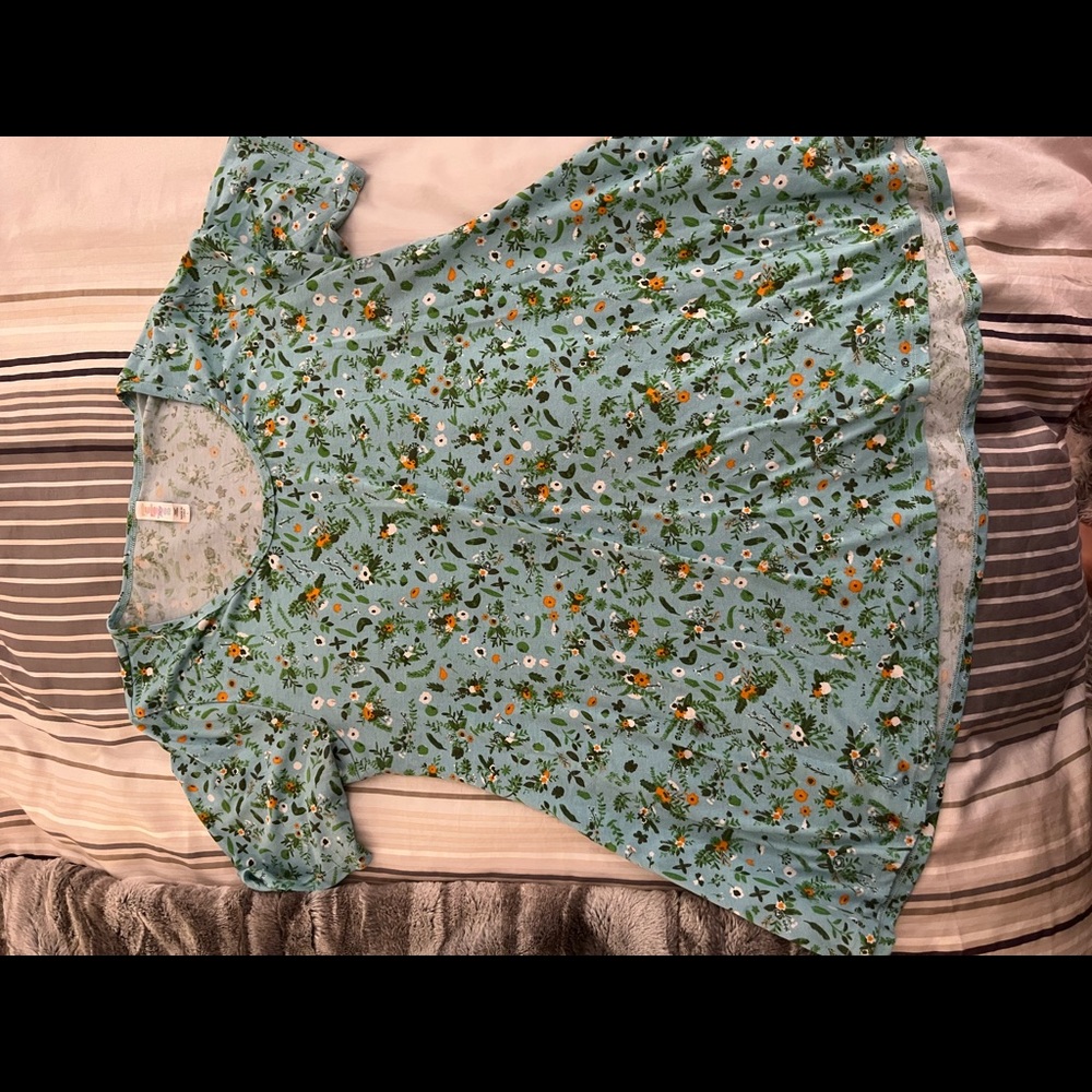 🚨 LAST CHANCE BEFORE DONATION 🚨 
Lularoe Perfect Tee